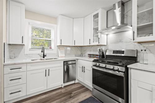 Private Fenced Yard - Fireplace - Free Parking in Cascade Road