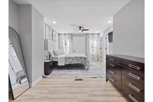Private Fenced Yard - Fireplace - Free Parking in Cascade Road