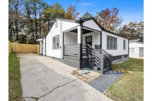 Private Fenced Yard - Fireplace - Free Parking in Cascade Road