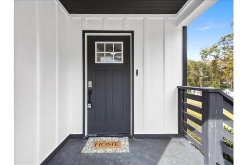 Private Fenced Yard - Fireplace - Free Parking in Cascade Road