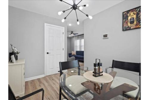 Private Fenced Yard - Fireplace - Free Parking in Cascade Road