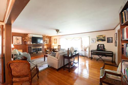 New Haven Comfort, 5BR, Fireplace, Yard