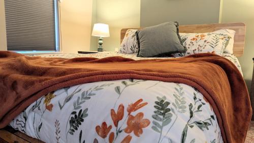 . Relaxing Rustic Oasis II, Unit B - 6 minute walk to Downtown! Cyclists Welcome!