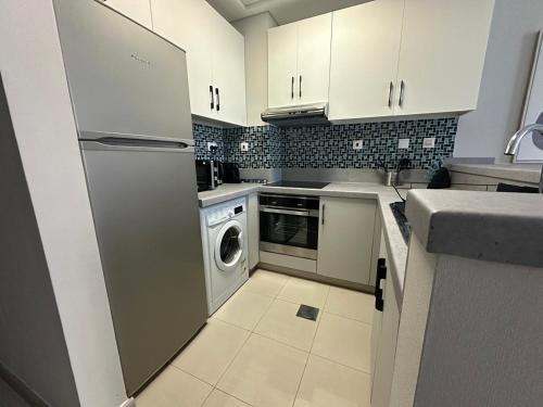 A stylish studio apartment so close to beach, Дубай (фото 4)