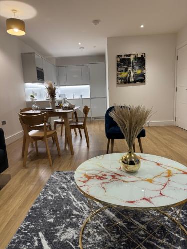 Modern City Apartment near Utilita Arena - Parking, Pool &Ping Pong, Бирмингем (фото 8)