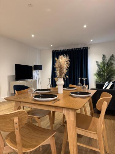 Modern City Apartment near Utilita Arena - Parking, Pool &Ping Pong