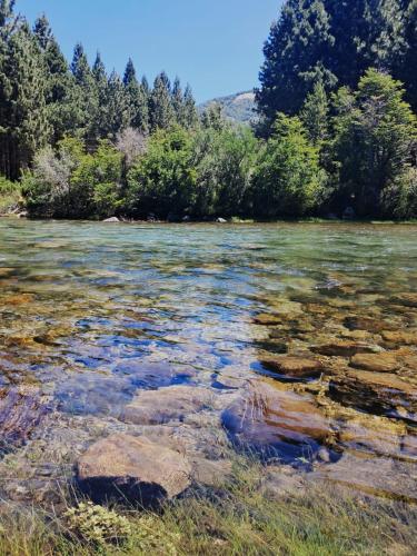 RIO-ABAJO Cabañas frente al RIO MELIQUINA (RIO-ABAJO Cabanas frente al RIO MELIQUINA) in Βίγια Λάγκο Μελικίνα