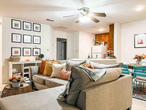 Cozy Canopy Cottage tucked away - East Tallahassee in Bonaventure