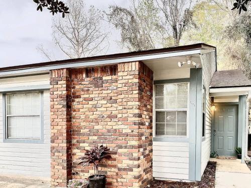 Cozy Canopy Cottage tucked away - East Tallahassee in Bonaventure