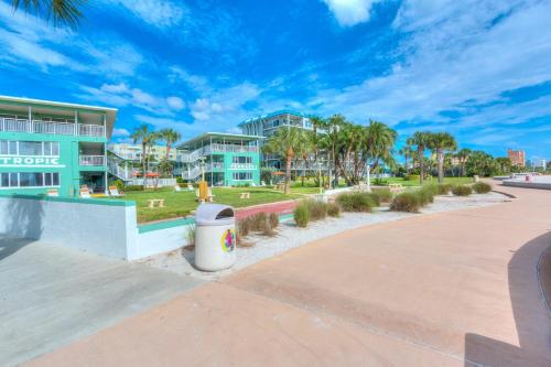 Tropic Terrace Suite #12 - Beachfront Resort in St Pete Beach, USA