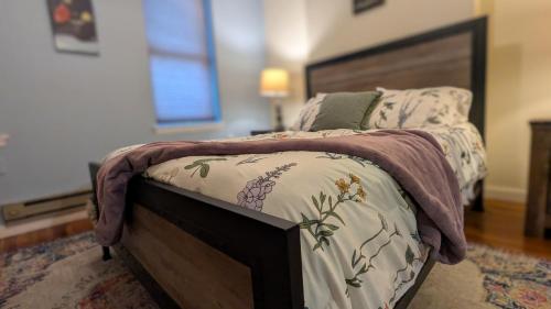 . Relaxing Rustic Oasis, Unit A - 6 minute walk to Downtown! Pet-friendly & Cyclists Welcome!