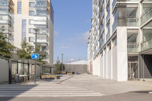 Exterior view, Modern 2BR apartment W 2 balconies, Metro, Helsinki 15min in Nuuksio