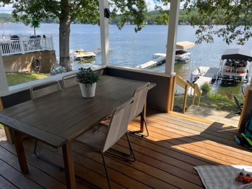 Cottage on Waneta Lake in Pulteney