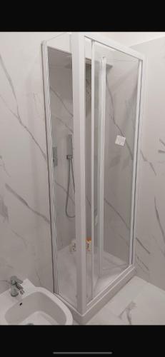 Shower, Ludo Airport in Airport