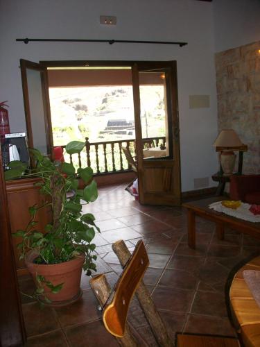 Finca Santa Catalina Stop at Finca Santa Catalina to discover the wonders of Hermigua. The hotel offers a high standard of service and amenities to suit the individual needs of all travelers. Free Wi-Fi in all rooms, car 