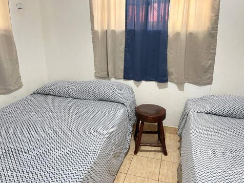 1 queen bed, 1 twin bed