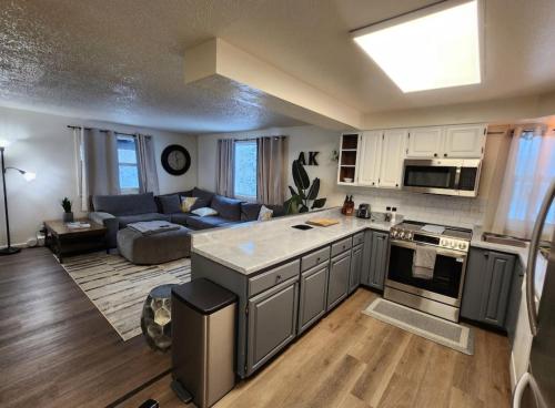Newly Remodeled 3 Bedroom - Bright & Centrally Located Stay