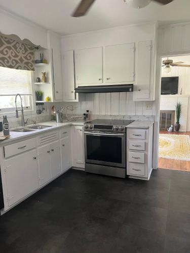 Létesítmények, Tranquil 2 acres w/brook Downtown Travelers Rest in Travelers Rest (SC)