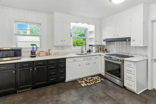 Létesítmények, Tranquil 2 acres w/brook Downtown Travelers Rest in Travelers Rest (SC)