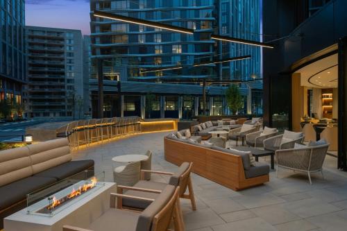 บริการและสิ่งอำนวยความสะดวก, AC Hotel Arlington National Landing near สำนักงานศาลอาร์ลิงตัน