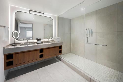 Courtyard by Marriott Athens Downtown - 화장실
