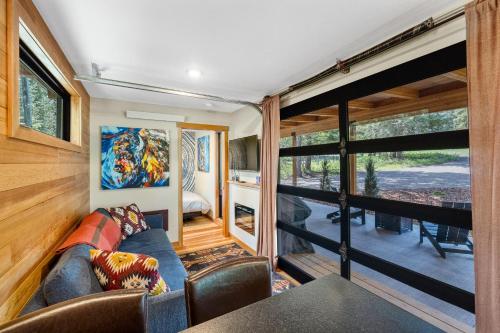 Two Pines - Unique container home w/hot tub - Downtown - Trailer Parking - Pet friendly