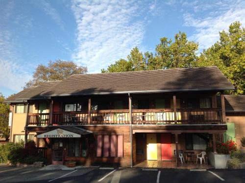Humboldt Redwoods Inn - 출입구