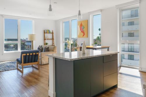 StaysPro - Venice Beach luxury Apartments minutes to The Marina And Santa Monica limited time free parking in Los Angeles, USA