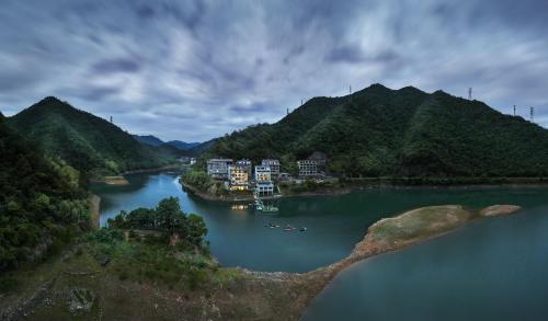 The Lake View Deyishe Resort in Thousand Island Lake