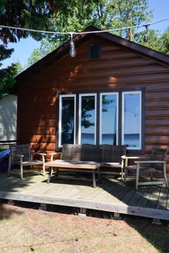 Cozy Lakefront Cottage on Black Lake