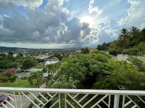 Mountain Spring Estate Overlooking the City – khách sạn tại Jacks Hill