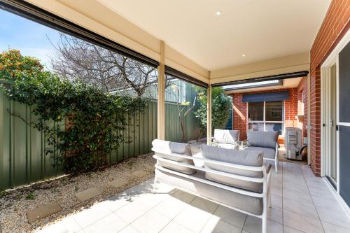 陽台/露台, Hinkler on the Lane - Stylish Coastal Escape in 維克多港