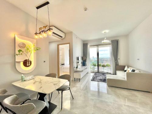 Deluxe Apartment - Midtown The Peak Phu My Hung