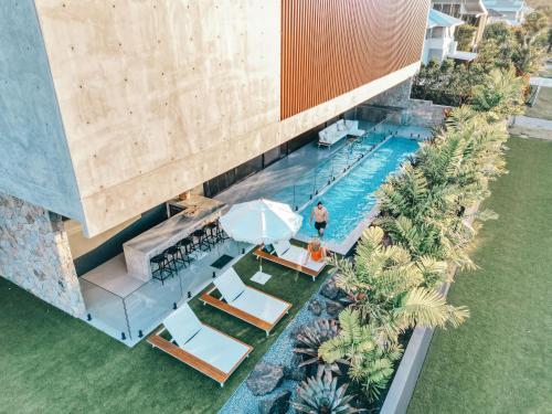 Mana Beach House - Award winning, Heated Pool, Gym