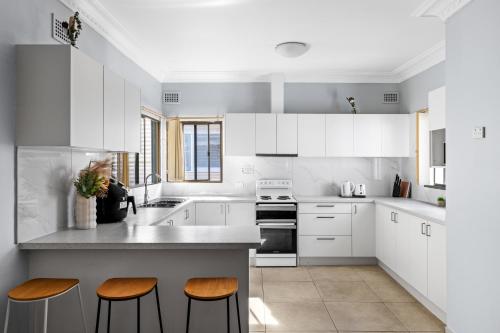Budget Twin Room in Belmore - Convenient Stay Near Shops - Shared Bathroom - Bardwell Valley