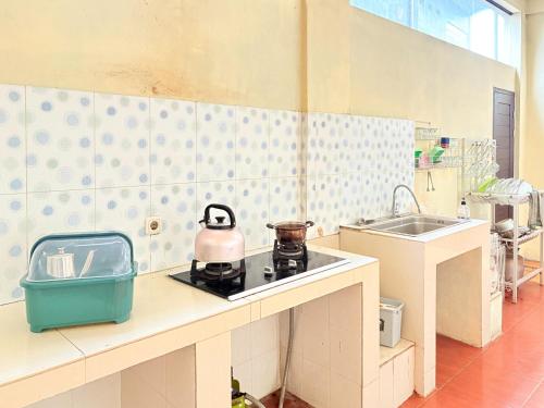 Dapur, Urbanview Hotel Ling near Jawa Timur Park 2 near Batu Night Spectacular (BNS)