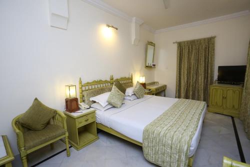 Standard Double Room image 10