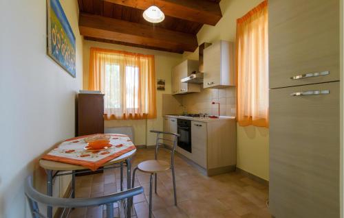 virtuve, 3 Bedroom Lovely Home In Montedinove in Montedinove