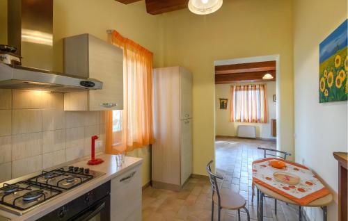 virtuve, 3 Bedroom Lovely Home In Montedinove in Montedinove