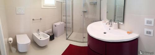 Bathroom, Rescio's Rooms in Cavallino