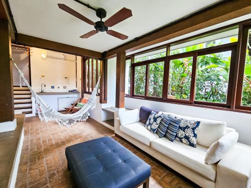 ห้องส่วนกลางสำหรับนั่งเล่น/ดูทีวี, Casa na Vermelha do Sul - a 100 m da praia in หาดลาโกอินยา
