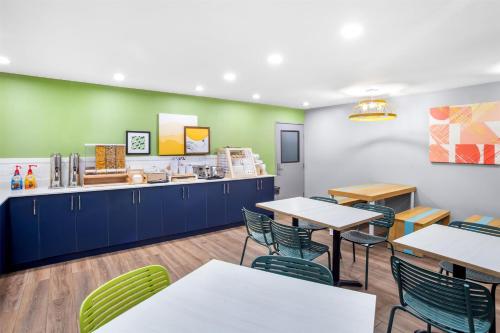 Days Inn by Wyndham Kent 84th Ave - image 2