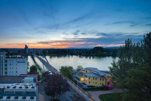 Maximilian Hotel & Apartments Weil am Rhein / Basel