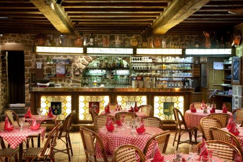 ผับ/เลาจน์, โอแบร์ฌ แซ็งปิแยร์ (Auberge Saint Pierre) in มง แซงต์ มิเชล