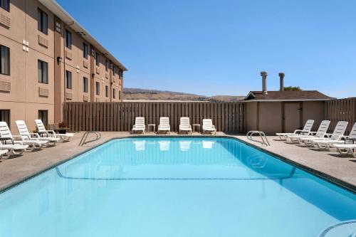 Super 8 by Wyndham Wenatchee - image 3