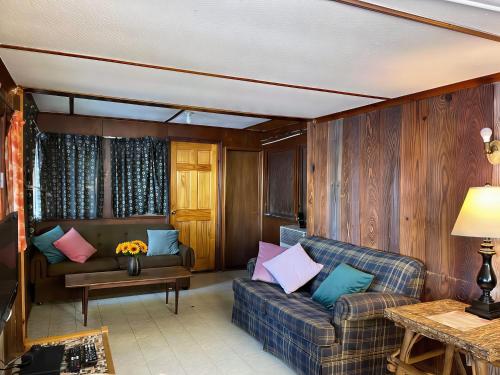 2-bedroom Balsam Lake Lower Boathouse #1A in Rosedale (ON)