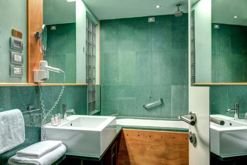 room detail thumbnail 2