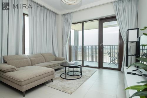 Mira Holiday Homes - Waterfront Bliss Vibes Stylish 1BR with Balcony, Dubai (photo 3)