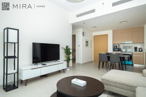 Mira Holiday Homes - Waterfront Bliss Vibes Stylish 1BR with Balcony, Dubai (photo 4)
