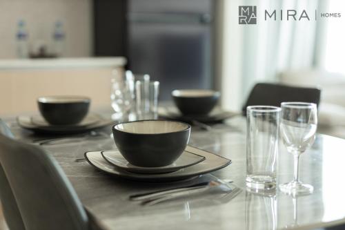 Mira Holiday Homes - Waterfront Bliss Vibes Stylish 1BR with Balcony, Dubai (photo 5)